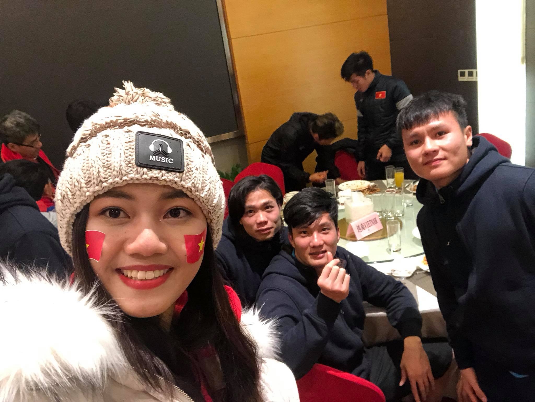 A hau Ngo Thanh Thanh Tu chup anh cung U23 Viet Nam anh 2