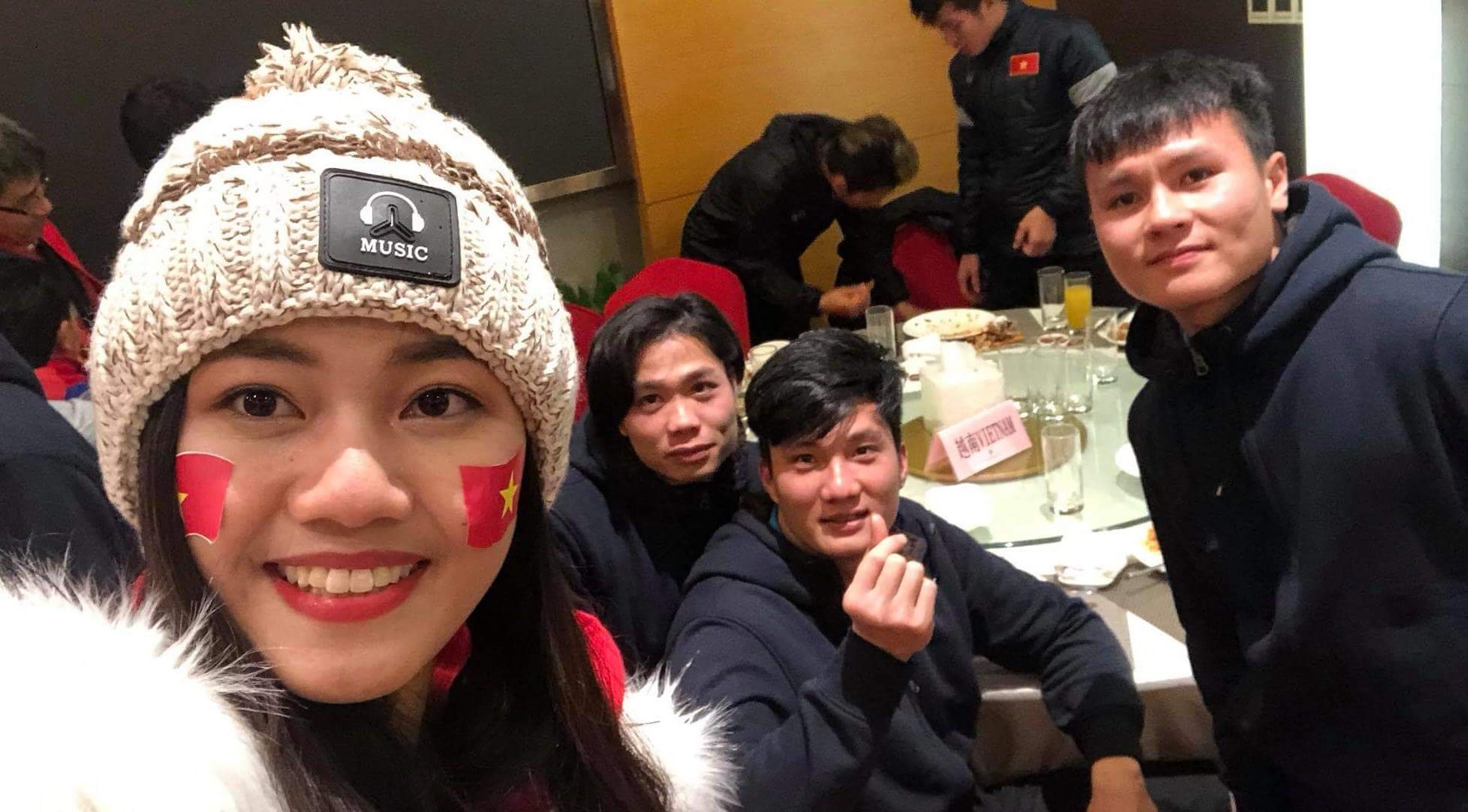 A hau Thanh Tu chup anh voi HLV Park Hang-seo, Quang Hai sau chung ket hinh anh