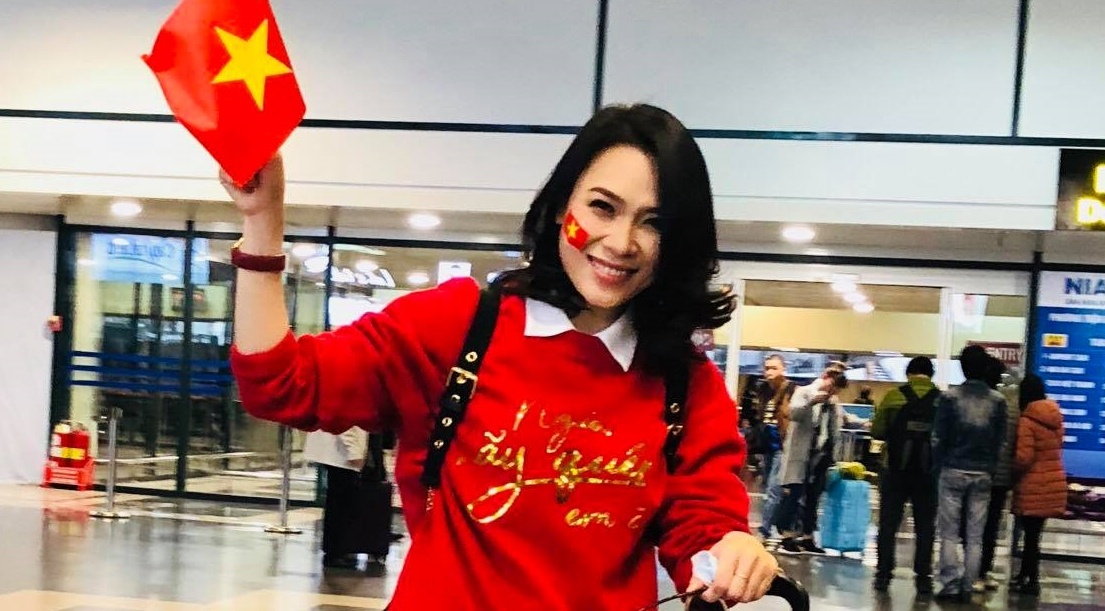 My Tam dap xe doc cau Rong an mung thanh tich cua U23 Viet Nam hinh anh