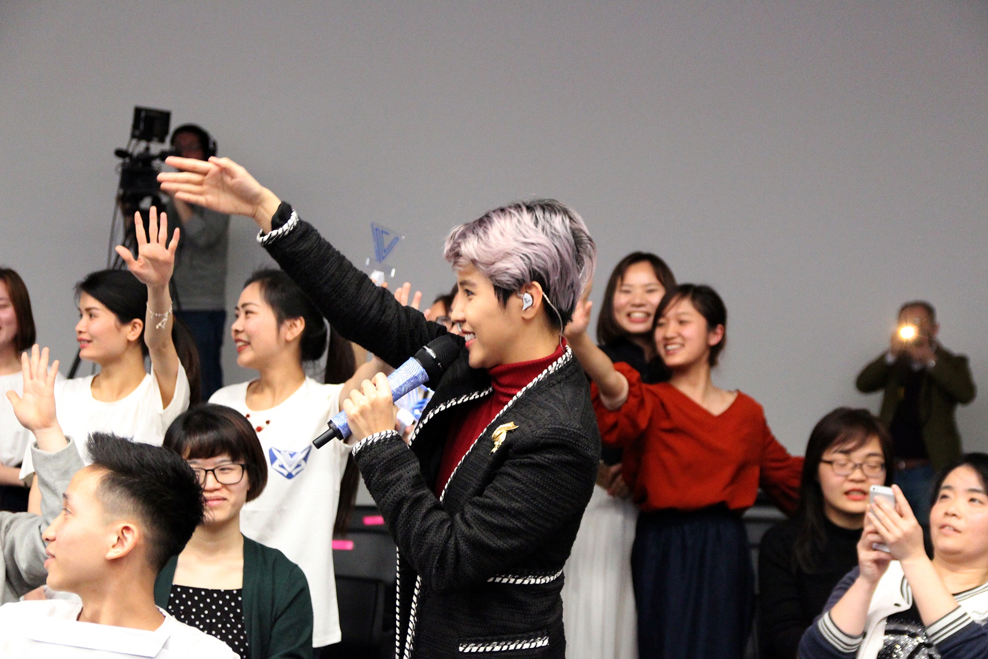 Minishow Vu Cat Tuong o Nhat anh 2