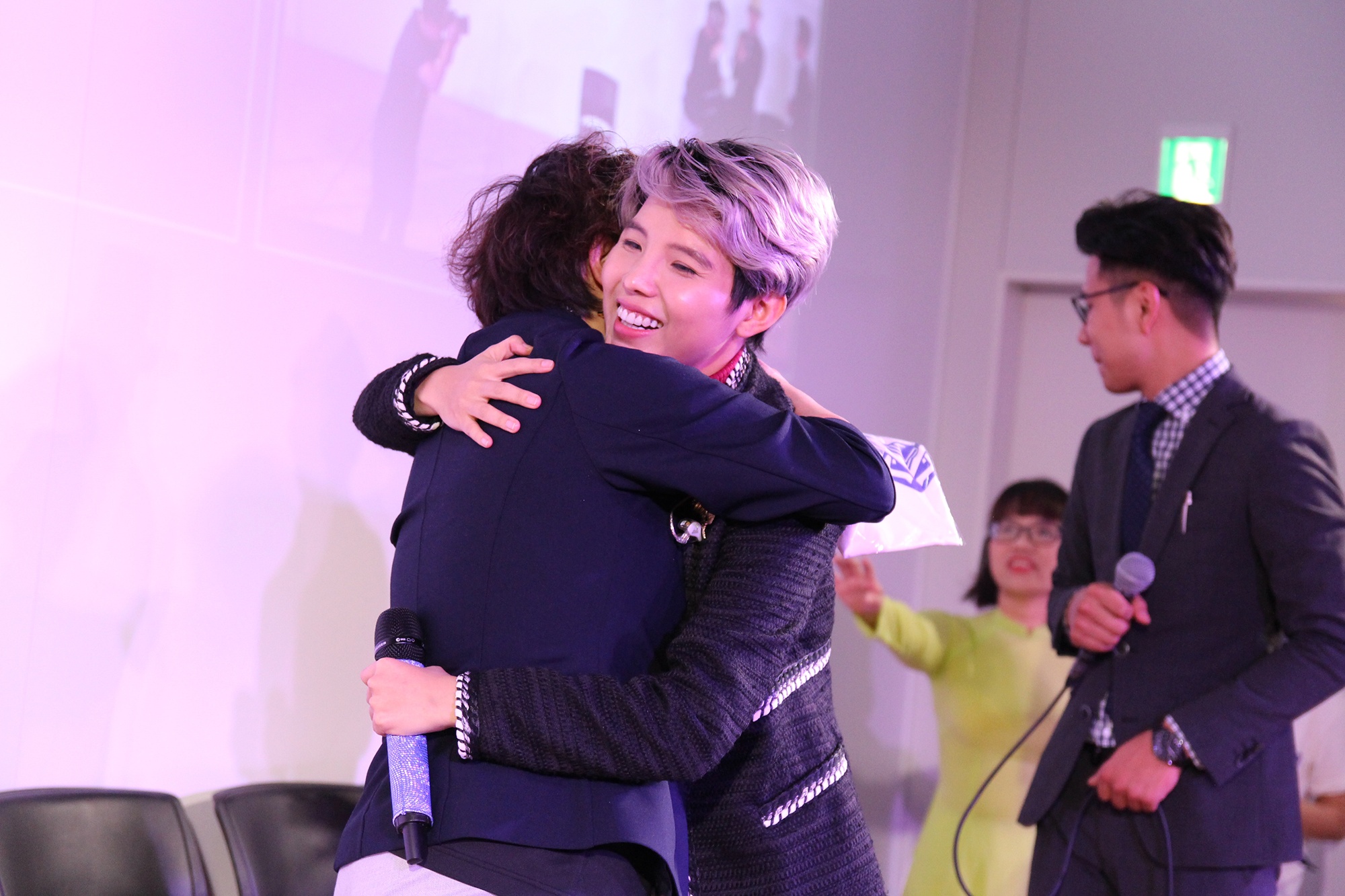 Minishow Vu Cat Tuong o Nhat anh 3