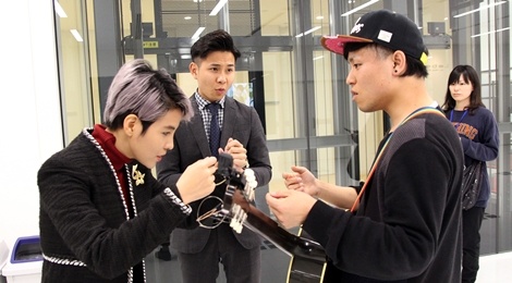 MC Nhat Ban Keiichi Inoue song ca cung Vu Cat Tuong hinh anh