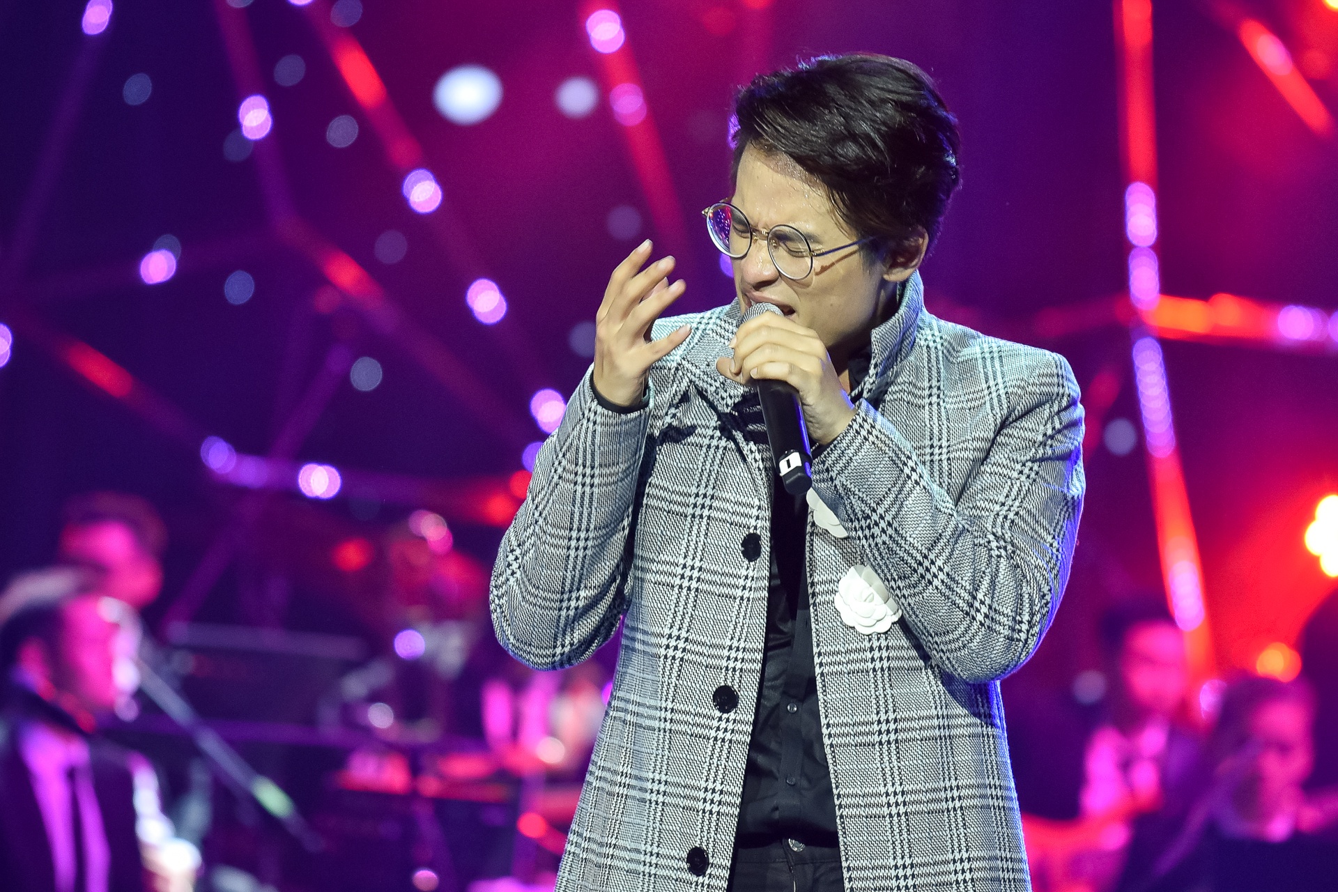 Ha Anh Tuan hat 'Hay ve day ben anh - Khi nguoi dan ong khoc' hinh anh