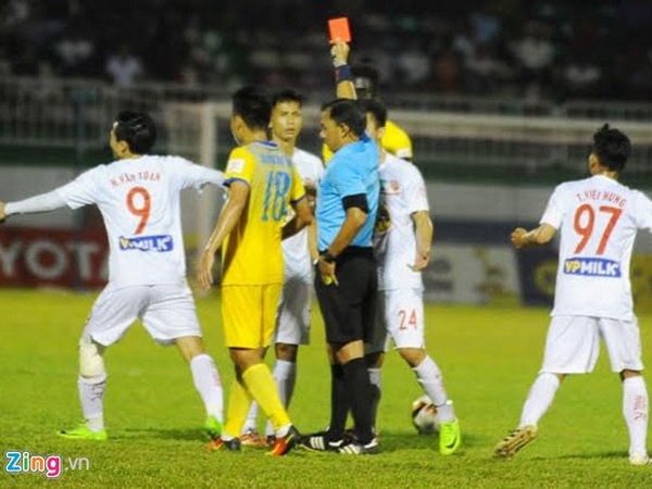 Cau thu HAGL phan ung du doi voi cac quyet dinh cua trong tai hinh anh