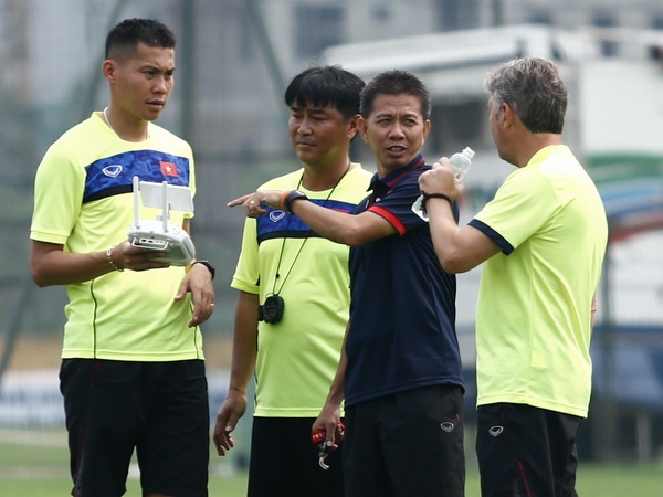 HLV Hoang Anh Tuan: 'U20 Viet Nam khong den World Cup de du lich' hinh anh