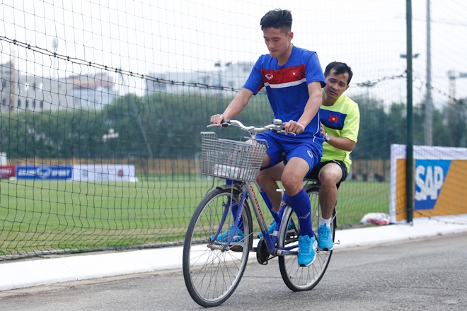 Hau ve U20 Viet Nam tap dap xe anh 1