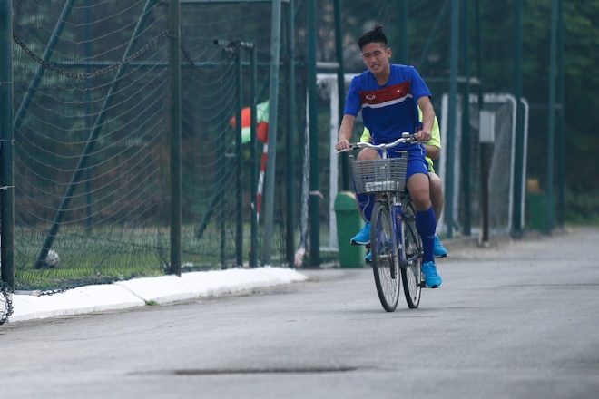 Hau ve U20 Viet Nam tap dap xe anh 2