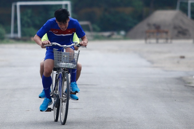 Hau ve U20 Viet Nam tap dap xe anh 3