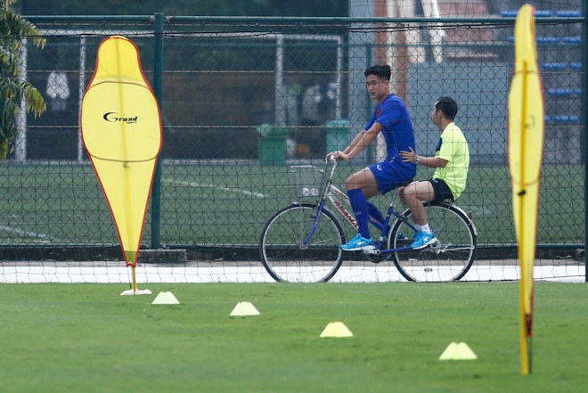 Hau ve U20 Viet Nam tap dap xe anh 4