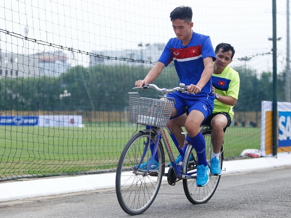 Huynh Tan Sinh U20 Viet Nam dap xe 45 phut quanh khuon vien VFF hinh anh