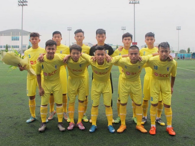 Cau thu bi doa cat gan chan anh 2