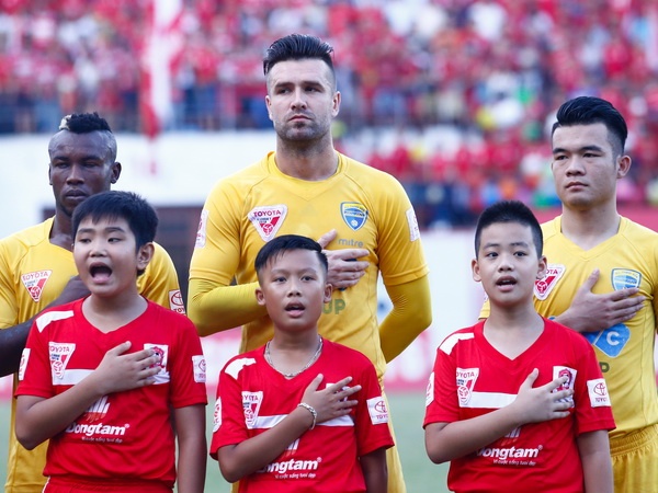 Ngoai binh tuc gian phan phao phat ngon cua bau Duc hinh anh