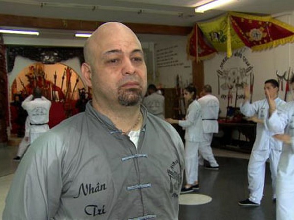 Muon thach dau Huynh Tuan Kiet, Flores phai xin phep chinh quyen hinh anh