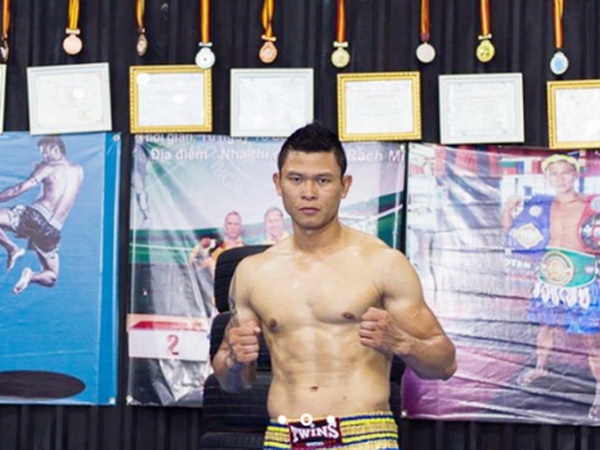 Binh Duong cam nha vo dich kickboxing thach dau Flores hinh anh