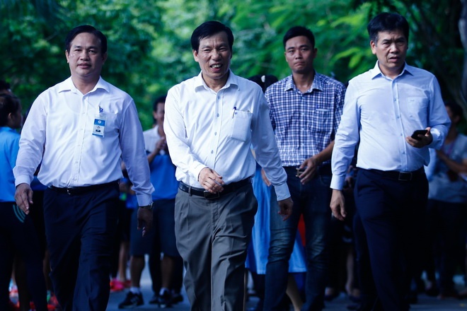 Bộ trưởng động viên Hoàng Xuân Vinh ảnh 1 Bo truong dong vien Hoang Xuan Vinh anh 1