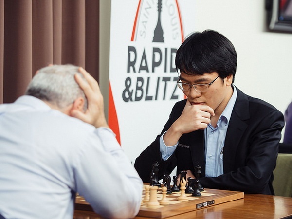 Huyen thoai co Kasparov om dau chiu thua Le Quang Liem hinh anh