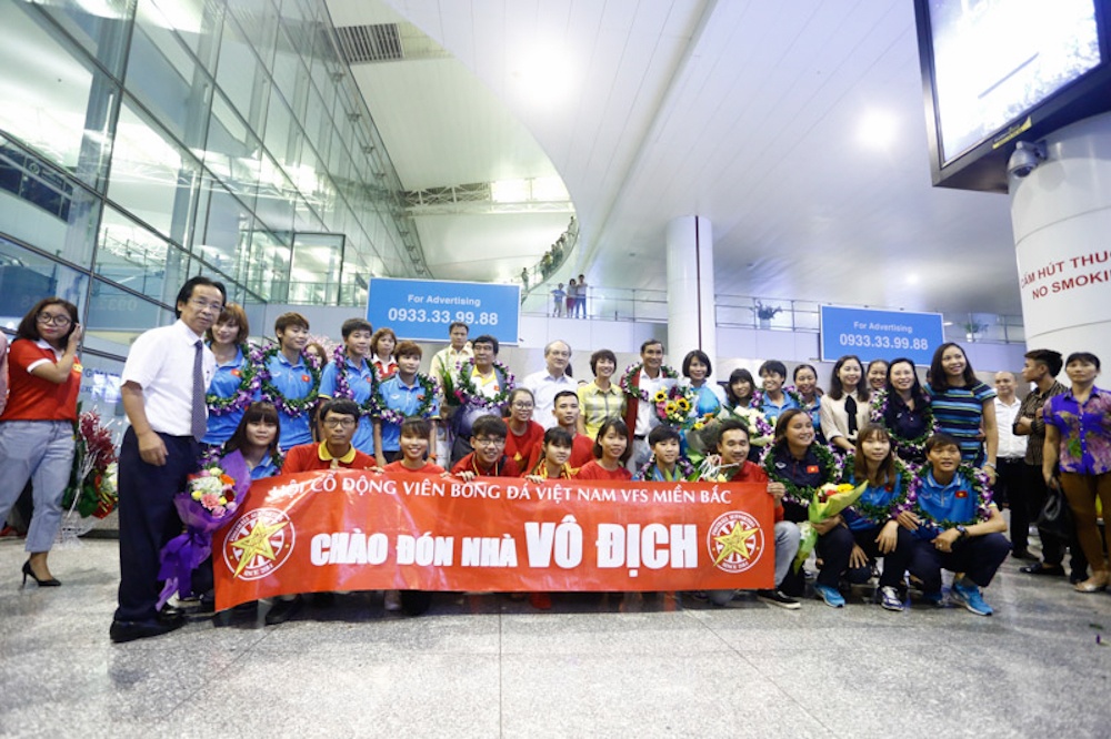 ‘Ca may bay vo tay am am khi tuyen nu Viet Nam mang HCV ve nha’ hinh anh