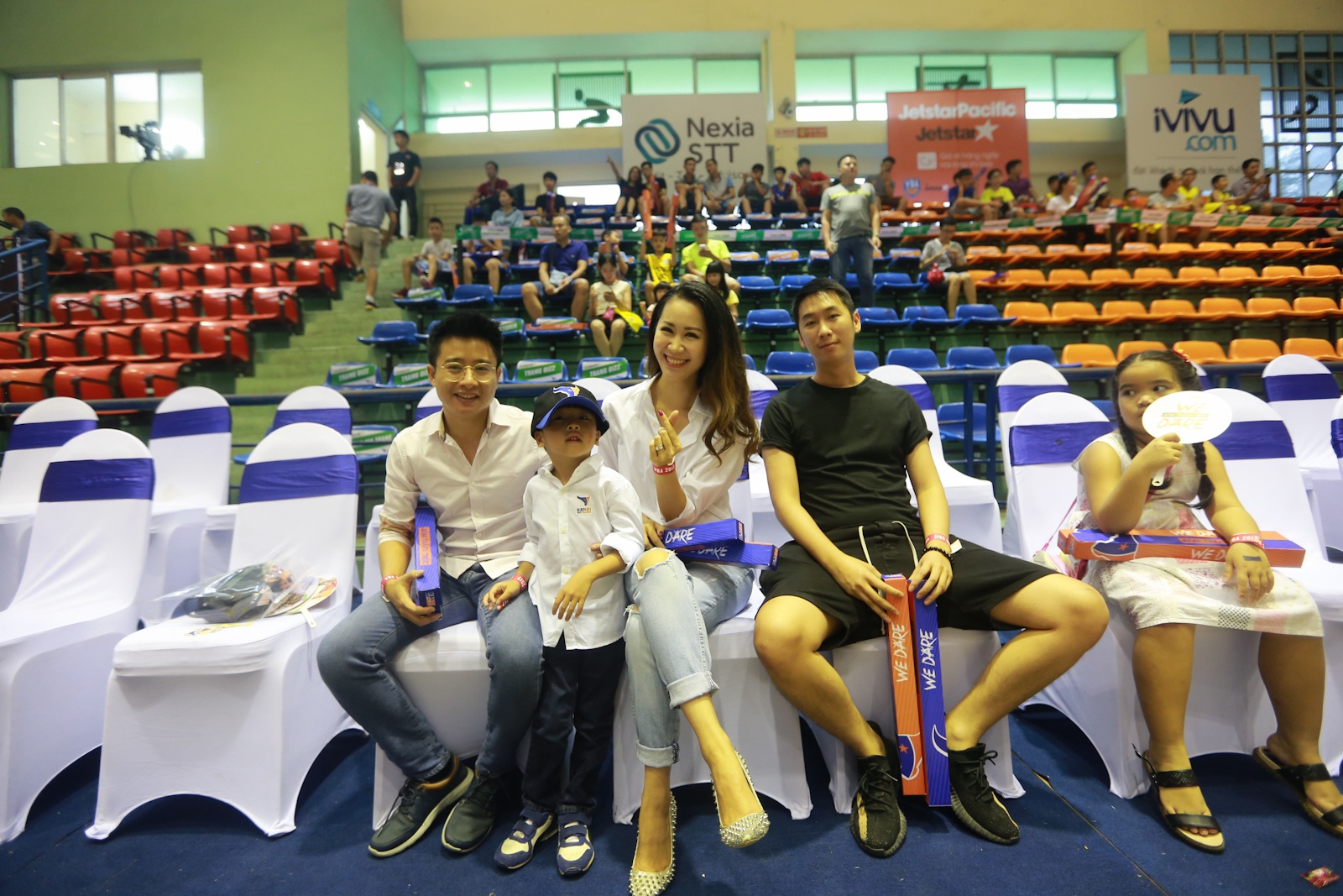 Hoa hậu Dương Thùy Linh rạng rỡ Hanoi Buffaloes ảnh 1 Hoa hau Duong Thuy Linh rang ro Hanoi Buffaloes anh 1