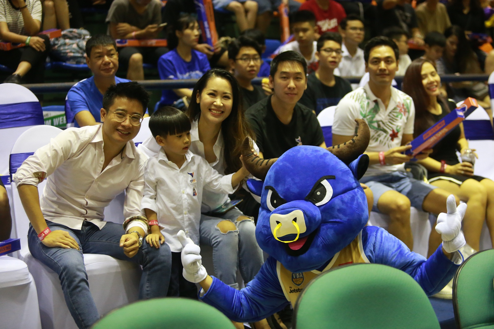 Hoa hậu Dương Thùy Linh rạng rỡ Hanoi Buffaloes ảnh 2 Hoa hau Duong Thuy Linh rang ro Hanoi Buffaloes anh 2