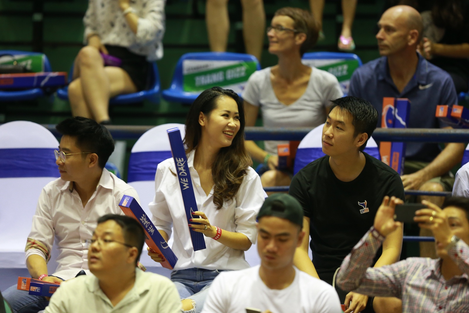 Hoa hậu Dương Thùy Linh rạng rỡ Hanoi Buffaloes ảnh 3 Hoa hau Duong Thuy Linh rang ro Hanoi Buffaloes anh 3