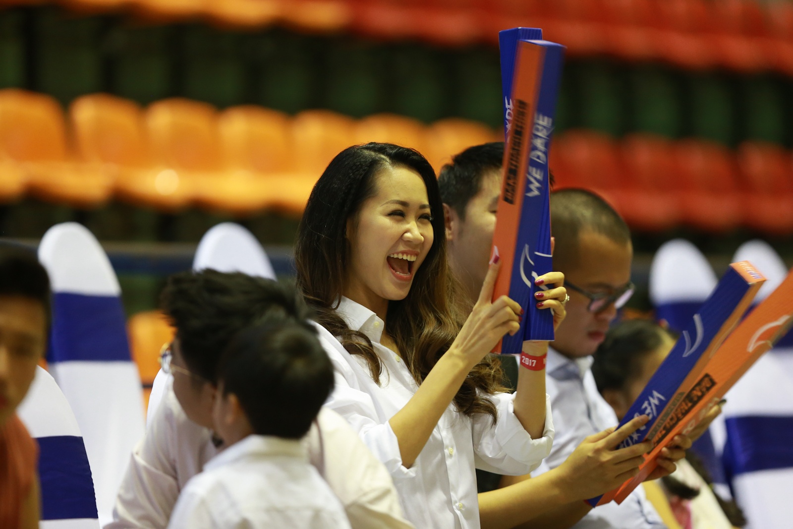 Hoa hậu Dương Thùy Linh rạng rỡ Hanoi Buffaloes ảnh 4 Hoa hau Duong Thuy Linh rang ro Hanoi Buffaloes anh 4