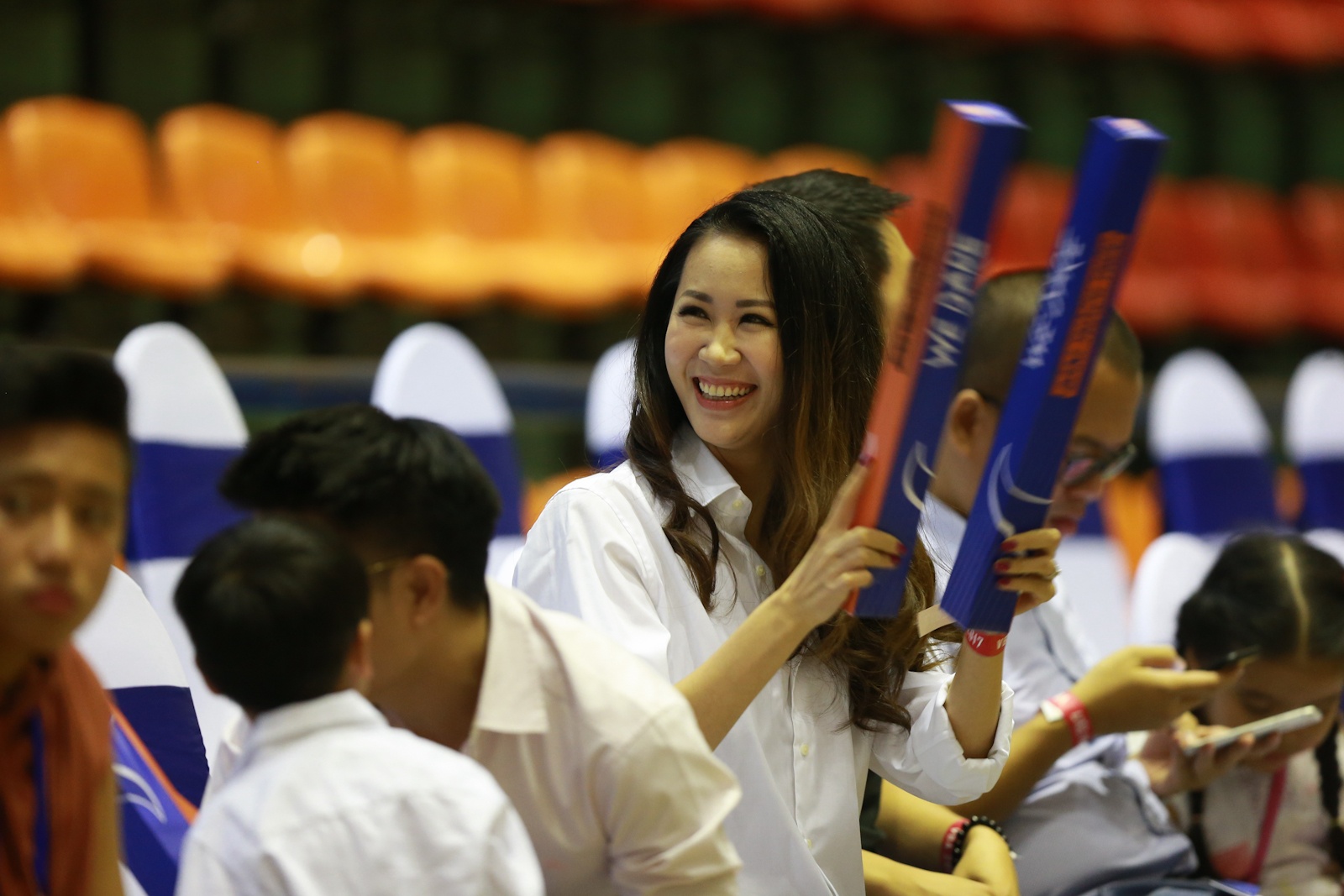 Hoa hậu Dương Thùy Linh rạng rỡ Hanoi Buffaloes ảnh 5 Hoa hau Duong Thuy Linh rang ro Hanoi Buffaloes anh 5