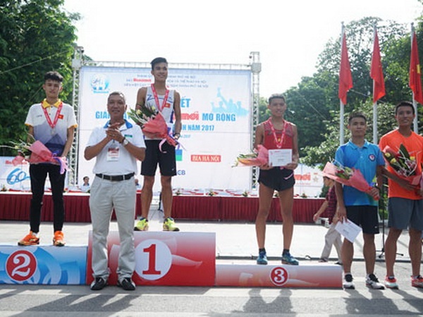 Tuyen thu dien kinh Viet Nam chien thang o giai chay Bao Ha Noi moi hinh anh