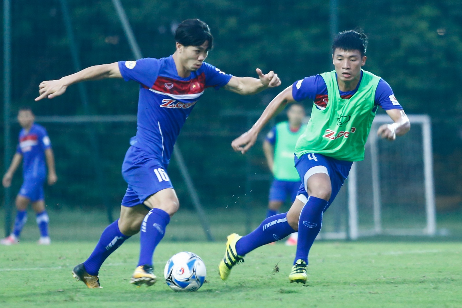 Cong Phuong sua loi choi cam dau vao tuong anh 1