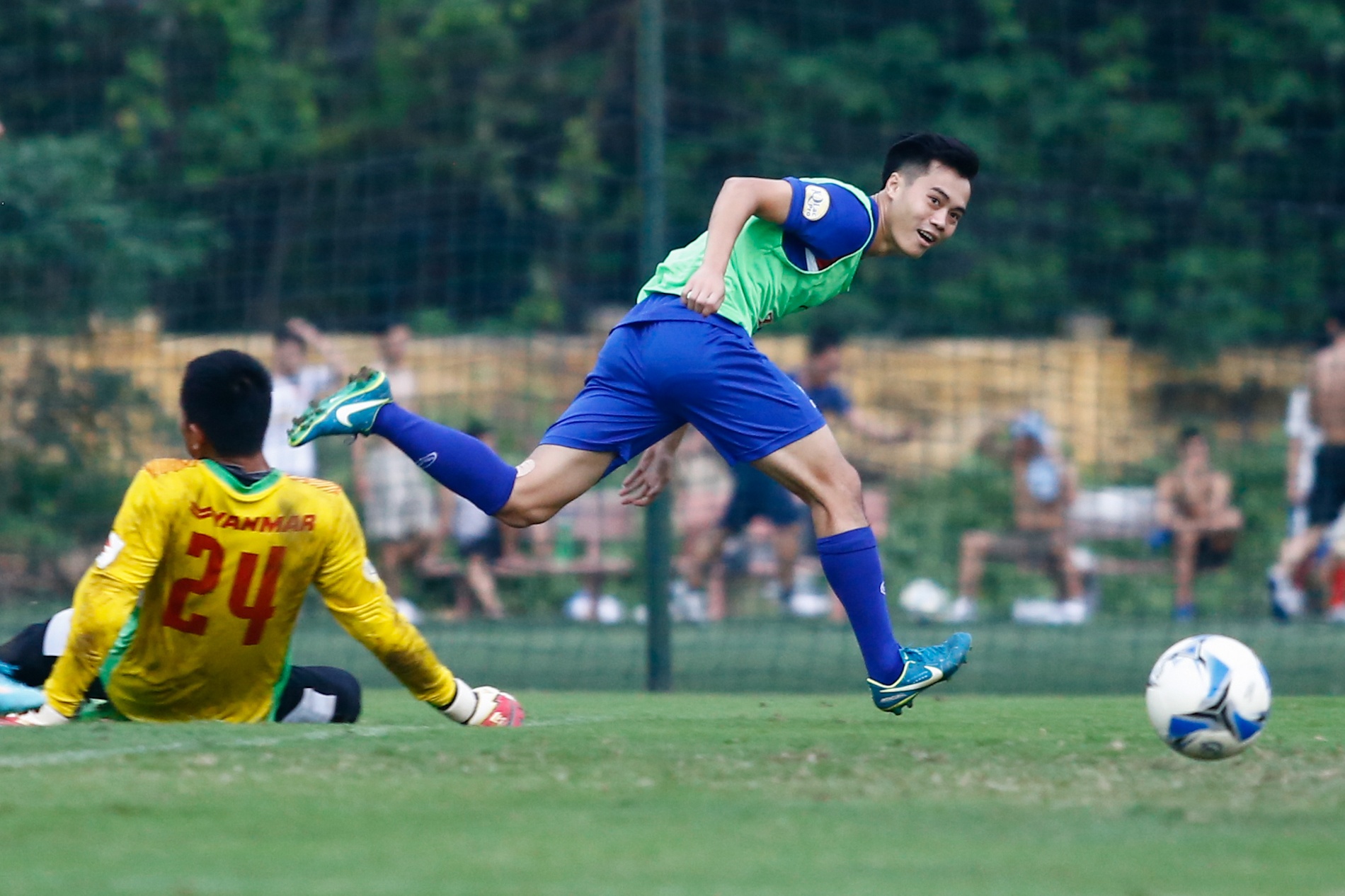 HLV Mai Duc Chung noi nong vi tien dao Viet Nam cham qua anh 3