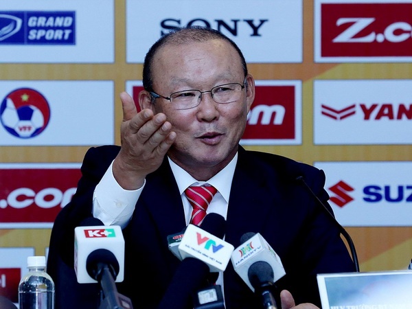HLV Park Hang-seo nhan luong bang 1/3 Kiatisak hinh anh