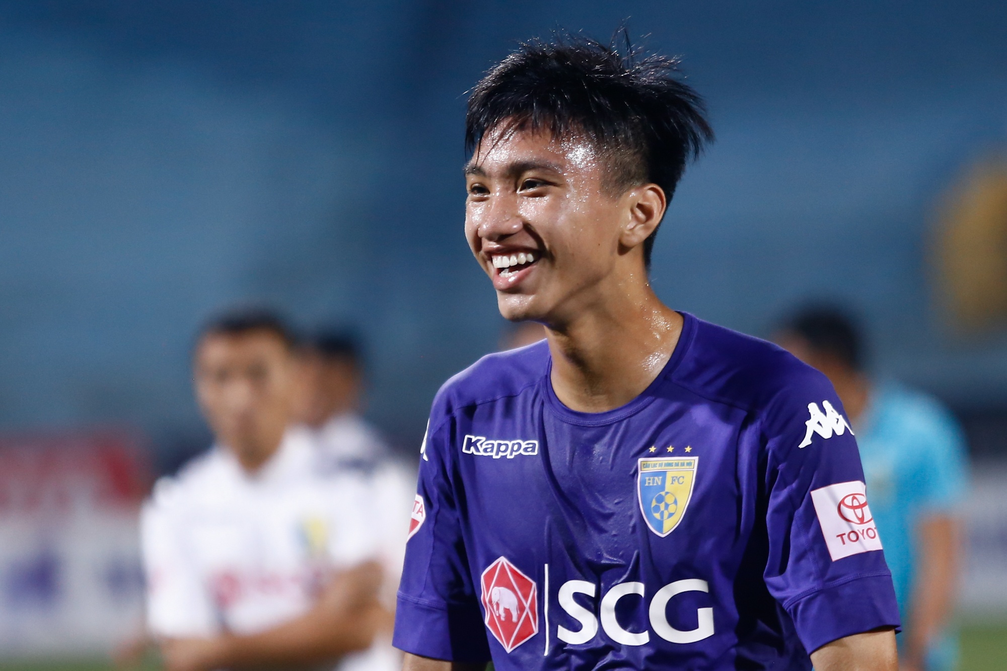 Doan Van Hau da tien dao,  ghi ban dau tien tai V.League anh 1