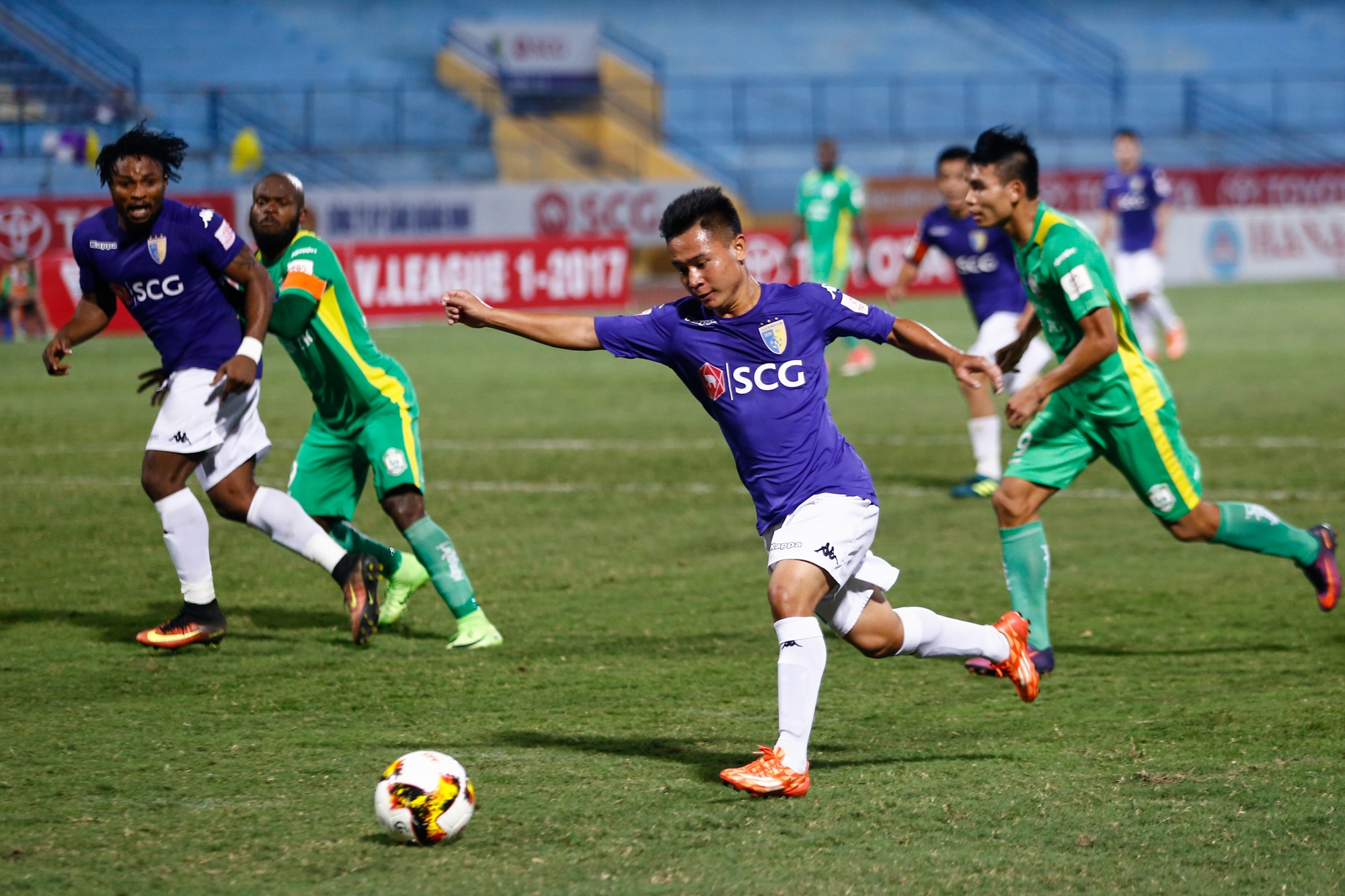 Doan Van Hau da tien dao,  ghi ban dau tien tai V.League anh 3