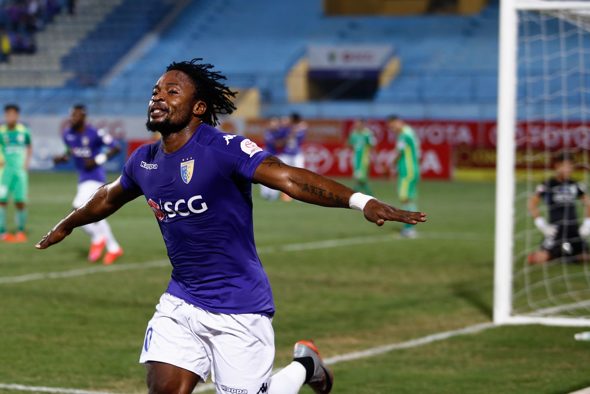 Doan Van Hau da tien dao,  ghi ban dau tien tai V.League anh 4