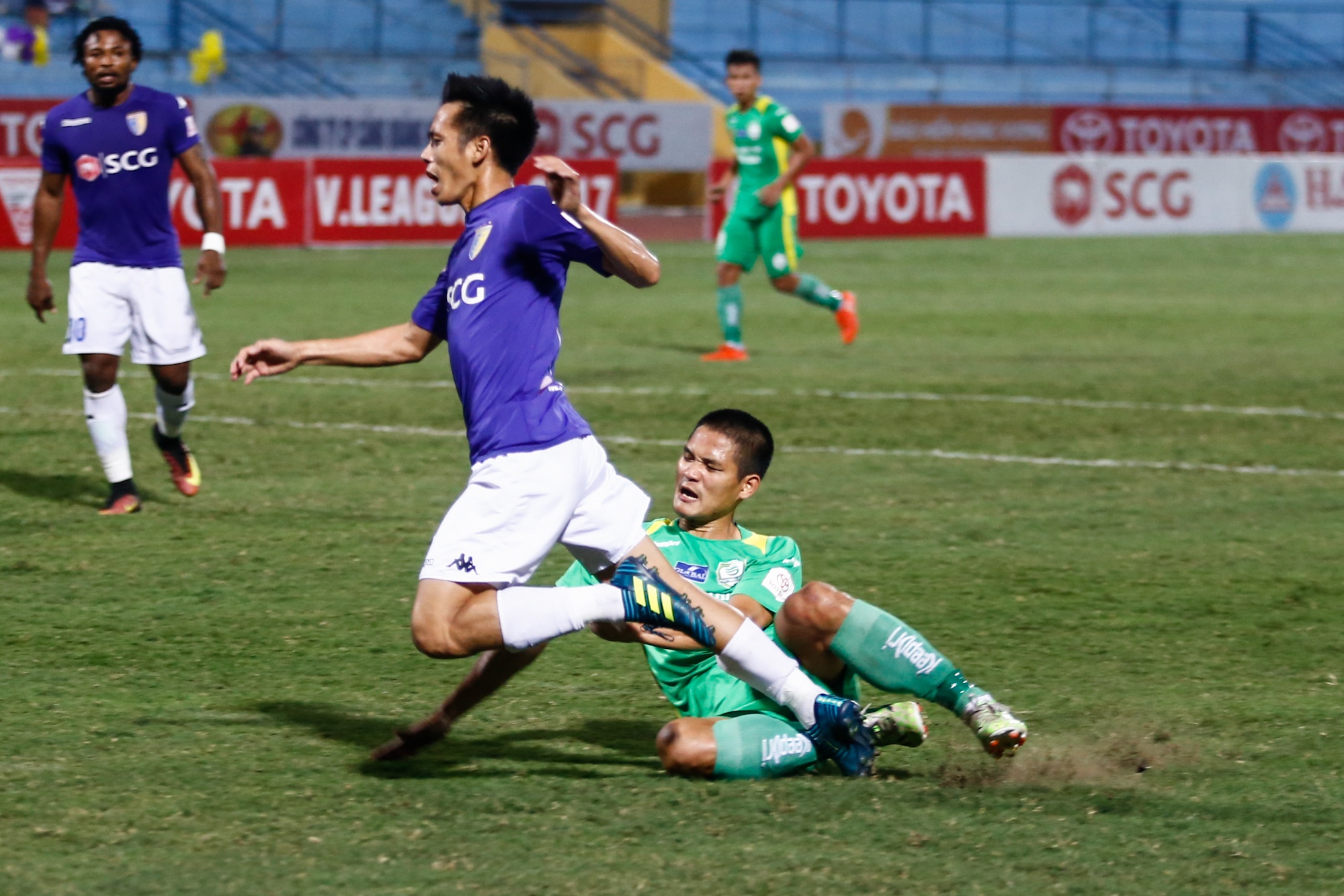 Doan Van Hau da tien dao,  ghi ban dau tien tai V.League anh 7