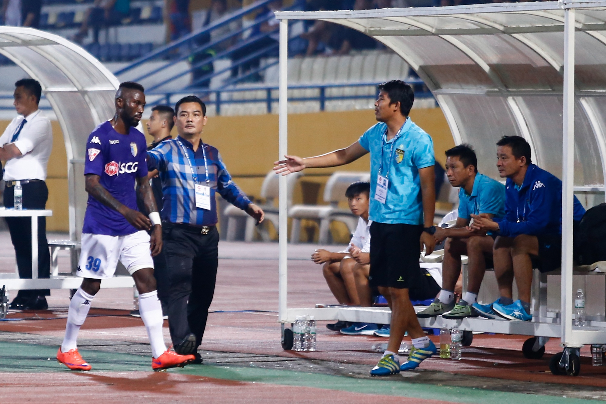 Doan Van Hau da tien dao,  ghi ban dau tien tai V.League anh 9