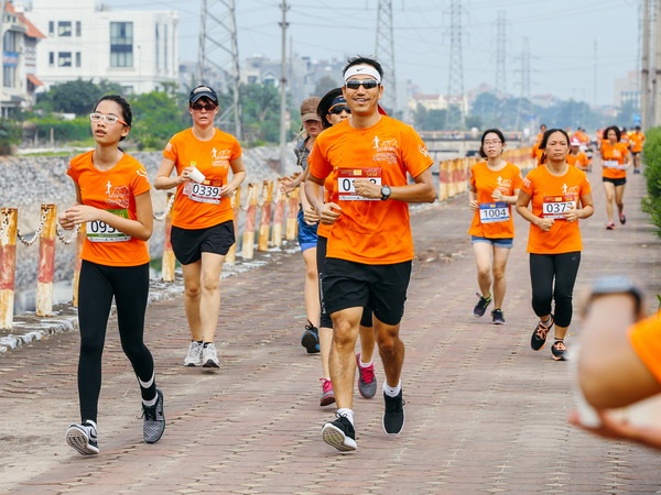 Giai Longbien Marathon 2017 thu hut 1.500 nguoi tham du hinh anh