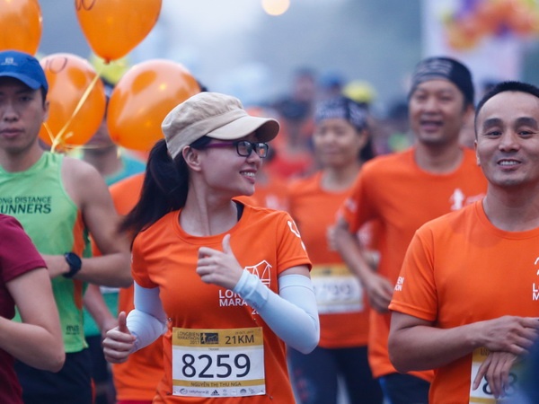 Hon 1.600 nguoi tham du Longbien Marathon 2017 hinh anh