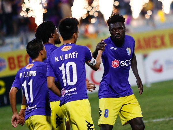 De bep doi Cong Vinh, CLB Ha Noi buoc len dinh V.League hinh anh