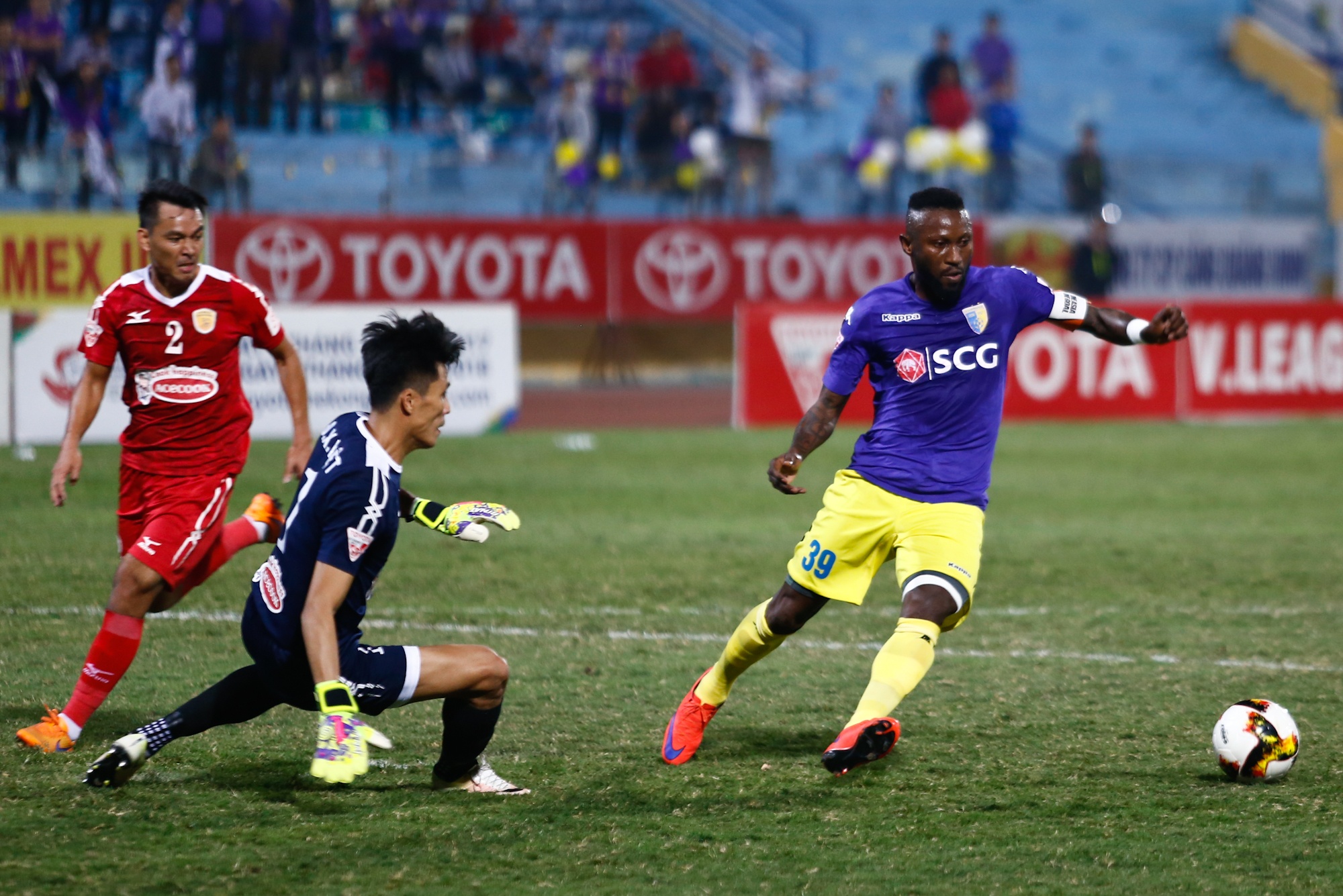 CLB Ha Noi len dau bang khi de bep doi Cong Vinh anh 11