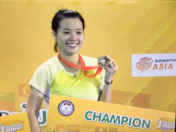 Danh bai 4 tay vot Thai Lan, Thuy Linh vo dich Giai quoc te Lao hinh anh