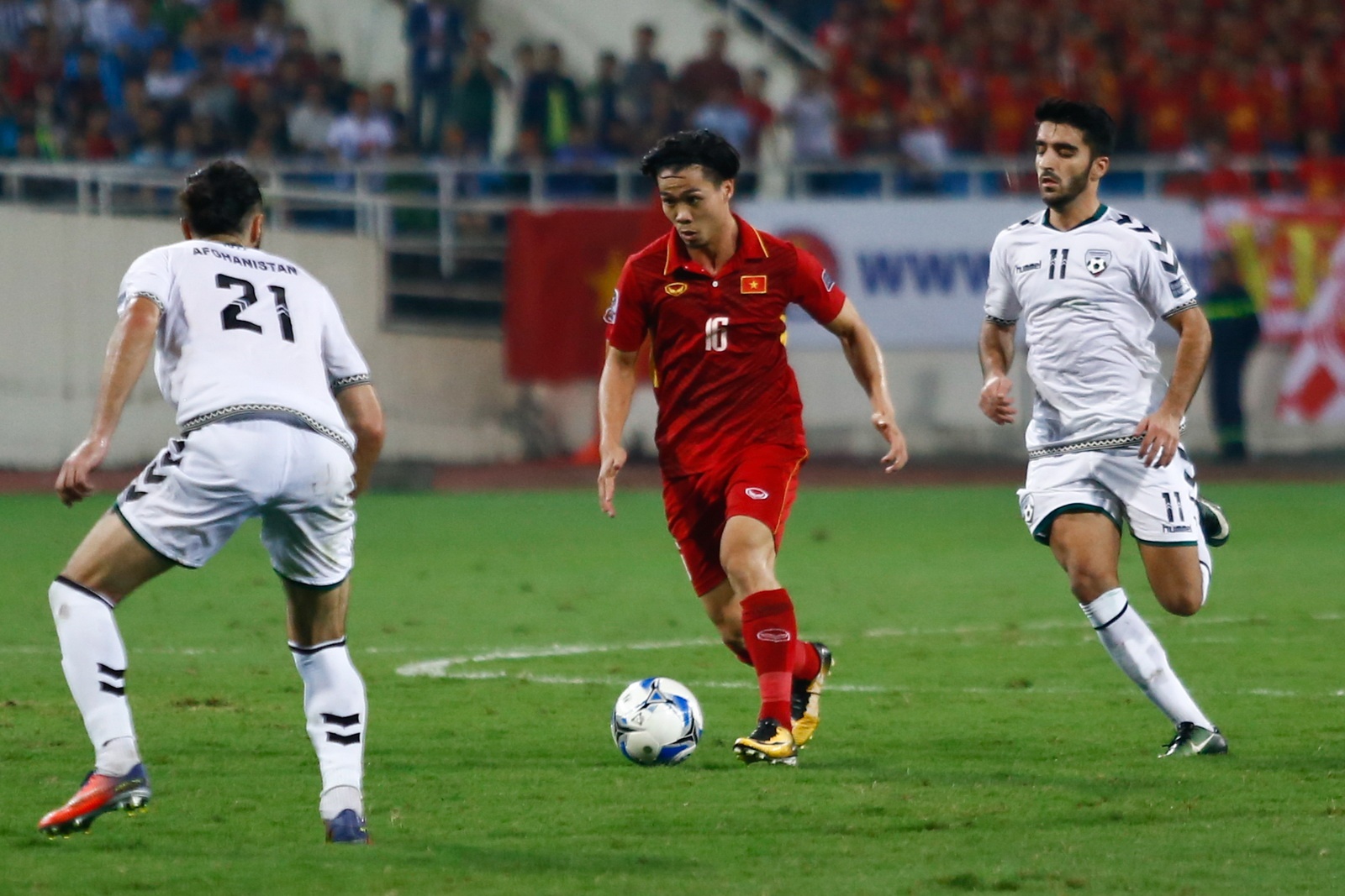 Công Phượng không ngại vào bếp cùng người phụ nữ c ảnh 2 Cong Phuong khong ngai vao bep cung nguoi phu nu c anh 2