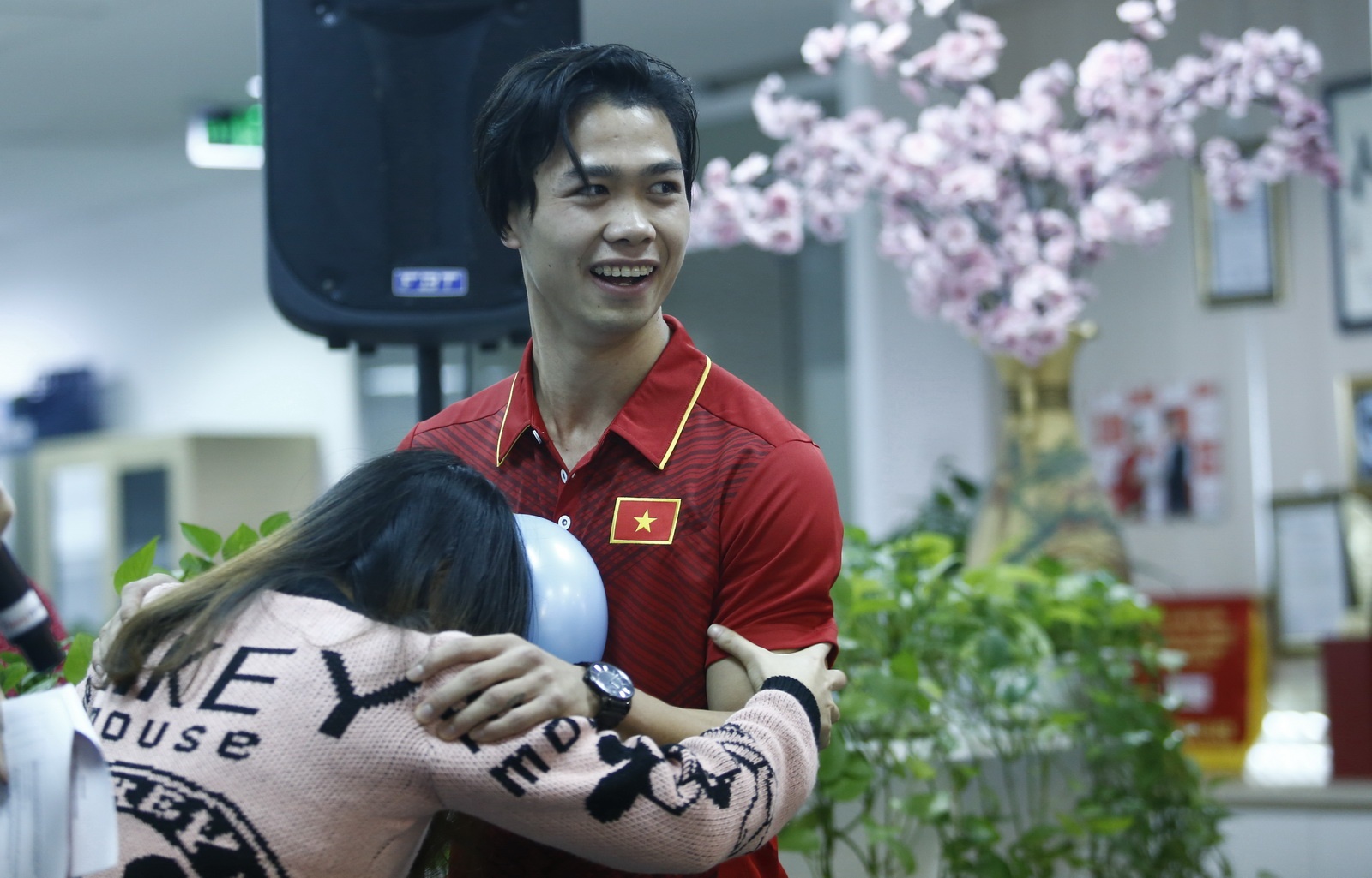 Công Phượng không ngại vào bếp cùng người phụ nữ c ảnh 1 Cong Phuong khong ngai vao bep cung nguoi phu nu c anh 1