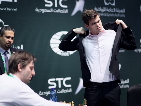 Vua co Magnus Carlsen thuc tinh, doi lai chuc vo dich the gioi hinh anh