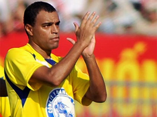 Khoanh khac thien tai cua Denilson trong mau ao Hai Phong hinh anh