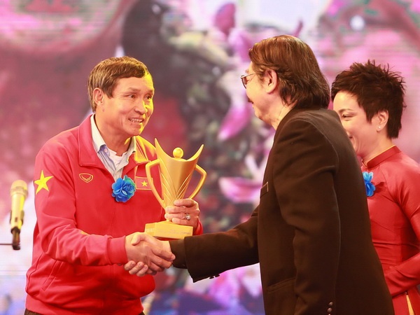 HLV Mai Duc Chung va tuyen nu Viet Nam cung gianh Cup chien thang hinh anh