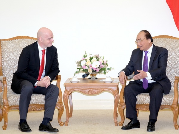 Thu tuong Nguyen Xuan Phuc tiep Chu tich FIFA hinh anh