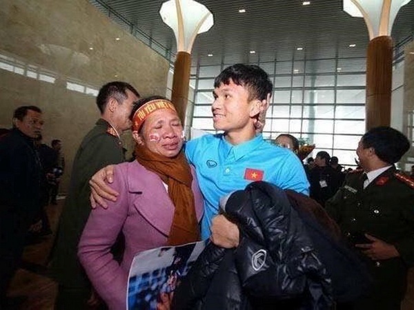 Me tuyen thu U23 Viet Nam tung ban trau, vay no vi con hinh anh