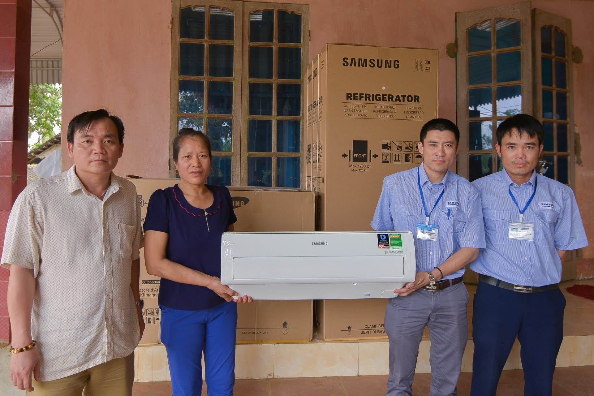 Me Bui Tien Dung nhan qua dac biet nhan 8/3 anh 1