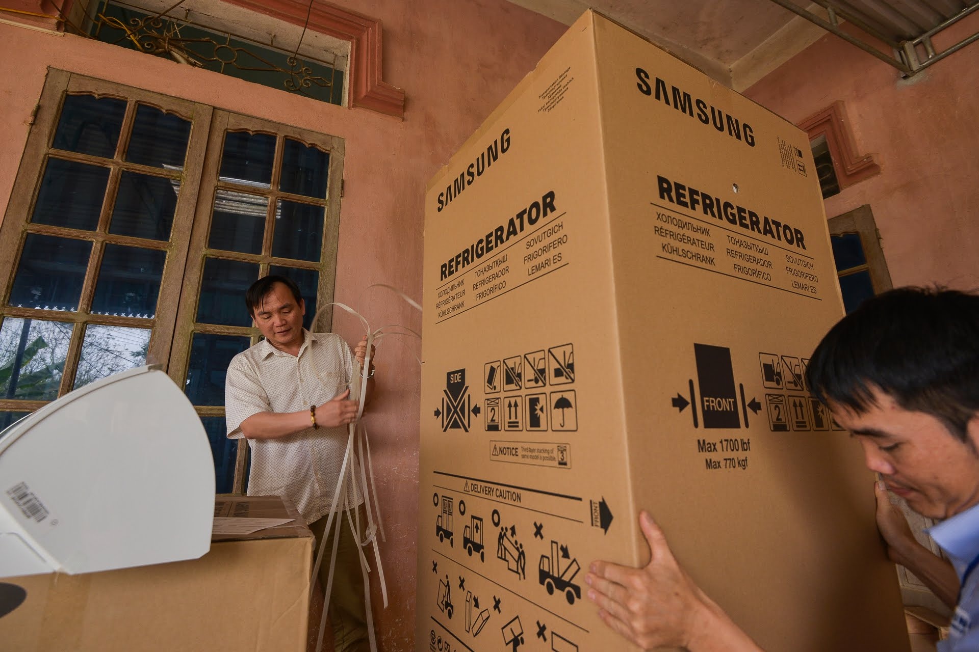 Me Bui Tien Dung nhan qua dac biet nhan 8/3 anh 2