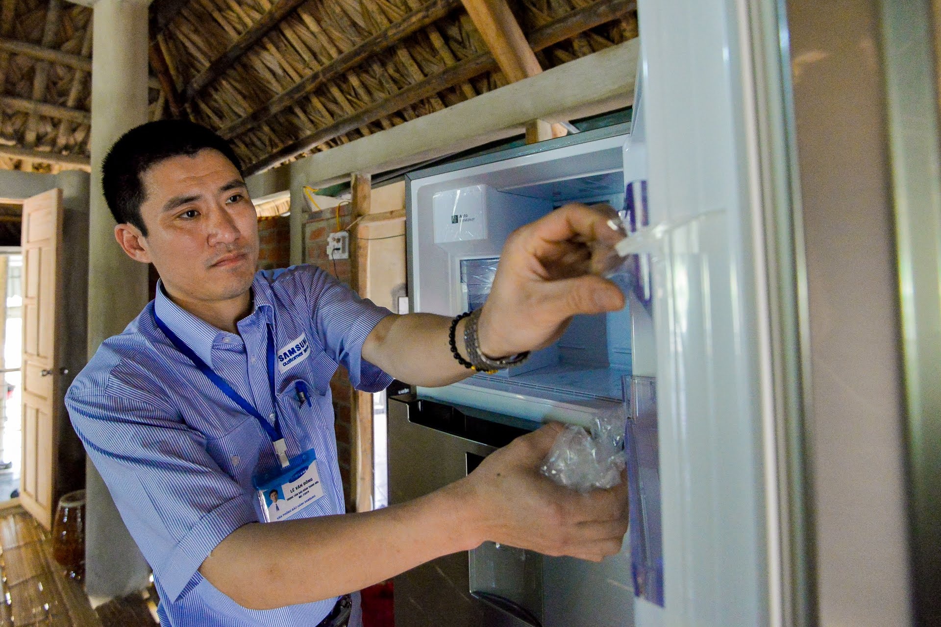 Me Bui Tien Dung nhan qua dac biet nhan 8/3 anh 3